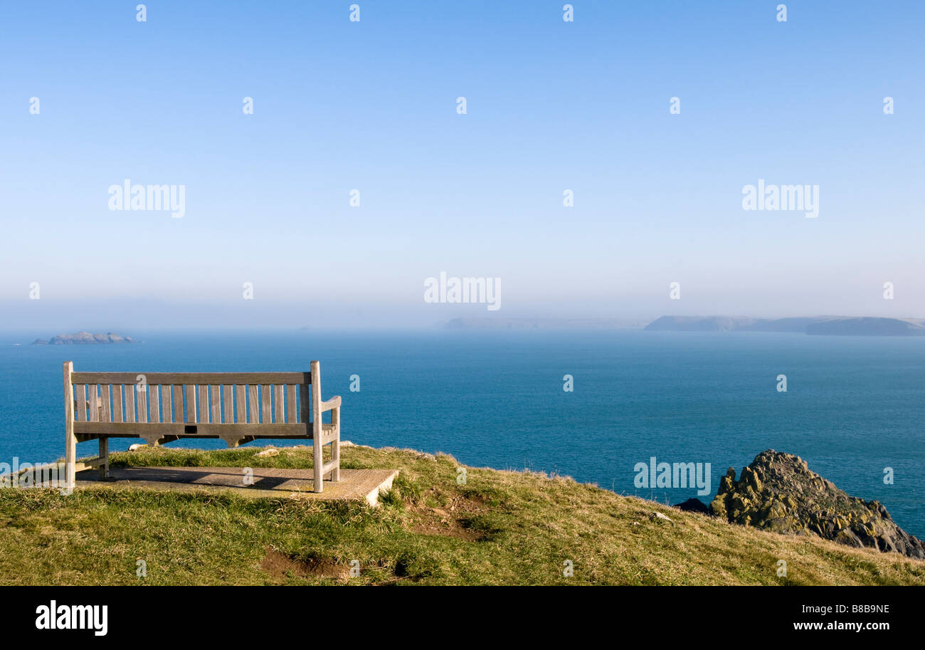 Holzbank mit Blick auf das Meer bei Trevose Head, in der Nähe von Padstow, North Cornwall, UK Stockfoto