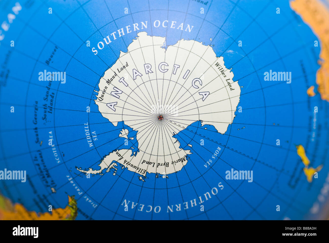 Nahaufnahme des antarktischen Kontinents auf einer Weltkugel Stockfoto
