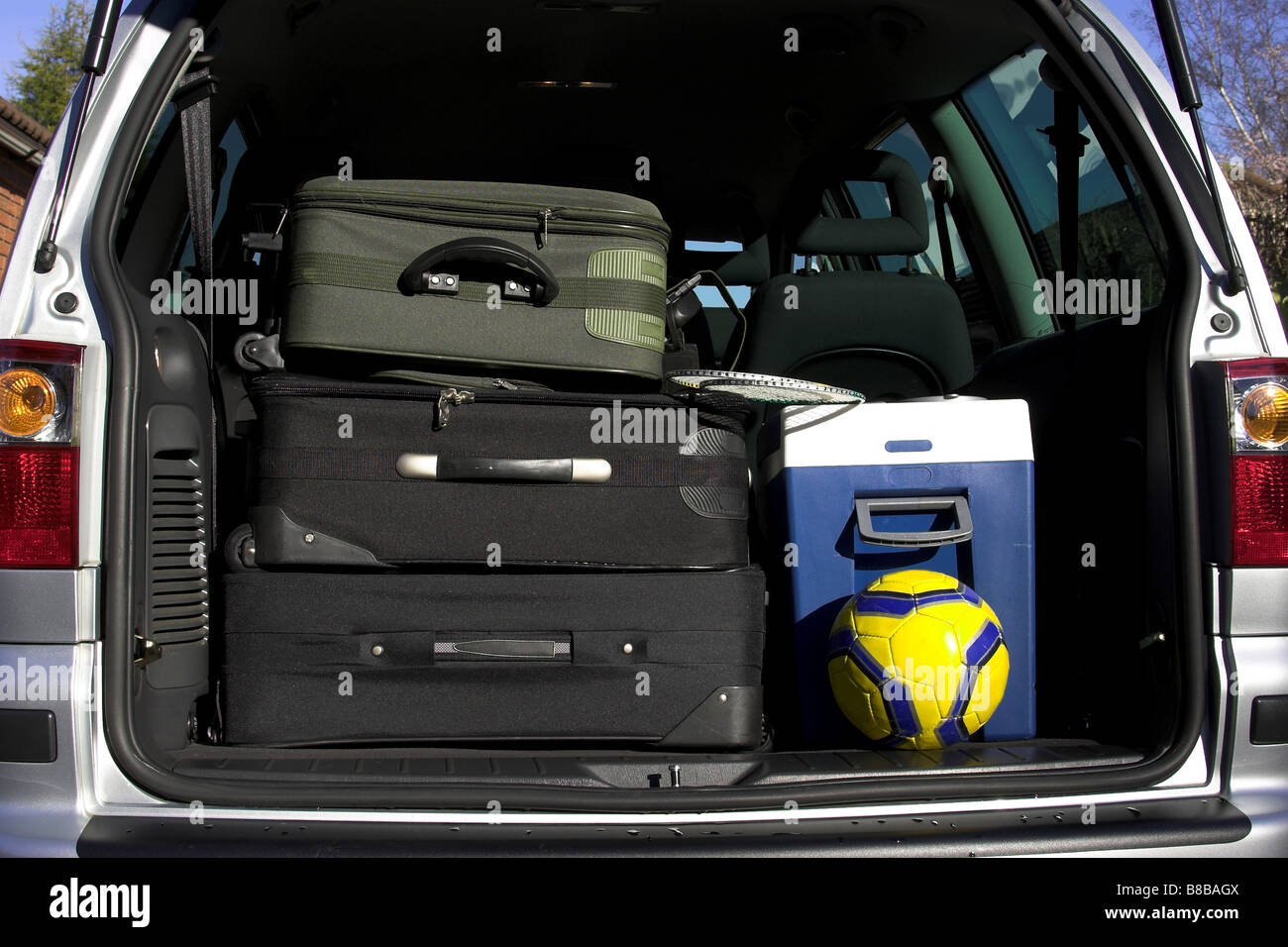 Urlaub Gepäck im Kofferraum eines Familienautos. Stockfoto