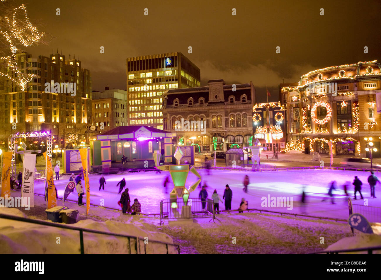 Menschen-Eislaufen in der Nacht, Place Hydro Quebec vor Capitole Theater, Winter-Karneval, Quebec City, Kanada Stockfoto
