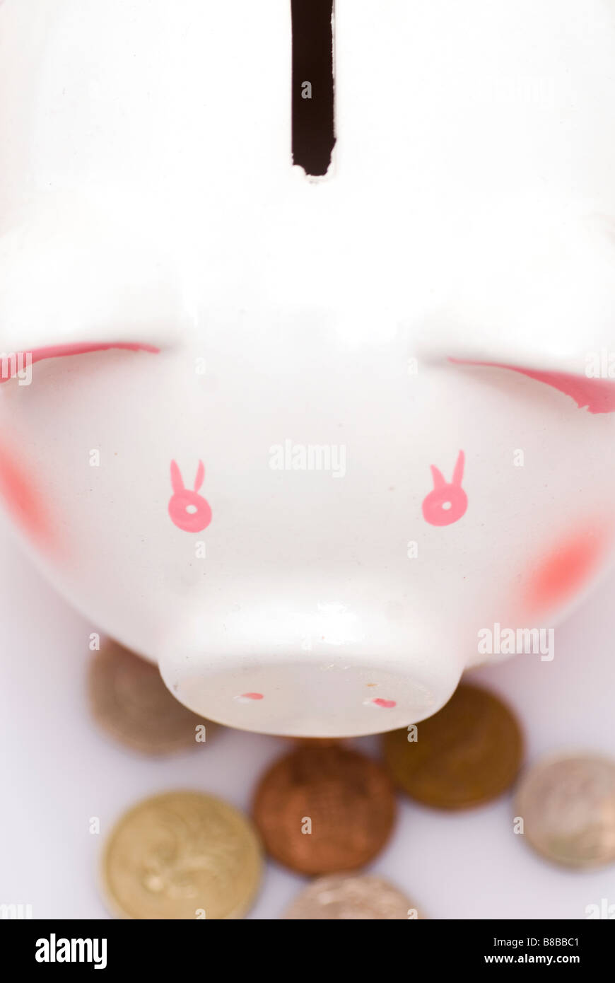 Nahaufnahme von einem Sparschwein mit Münzen Stockfoto