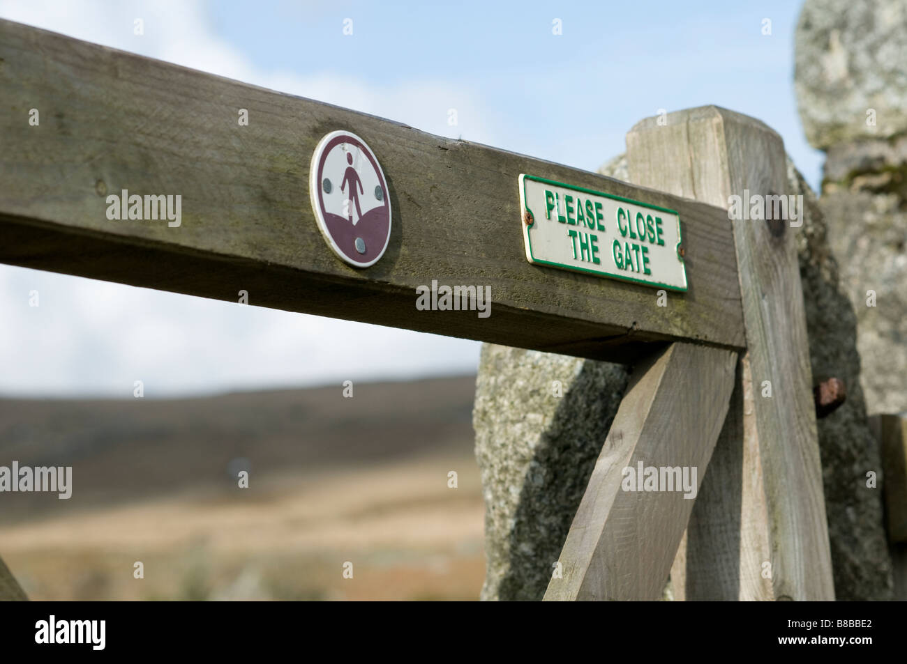 Holztor mit Open-Access-Symbol und Antrag auf "Bitte das Gatter geschlossen" Stockfoto