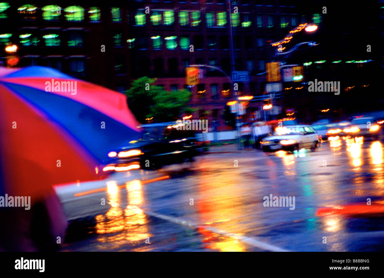 Große Fotografie; Bewegung verwischt Stadtstraße Regen, Regenschirm Stockfoto