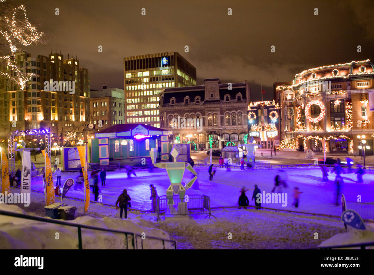 Menschen Eislaufen am Place Hydro Quebec Frontmann Capitole Theater Winter Karneval Quebec City, Kanada Stockfoto