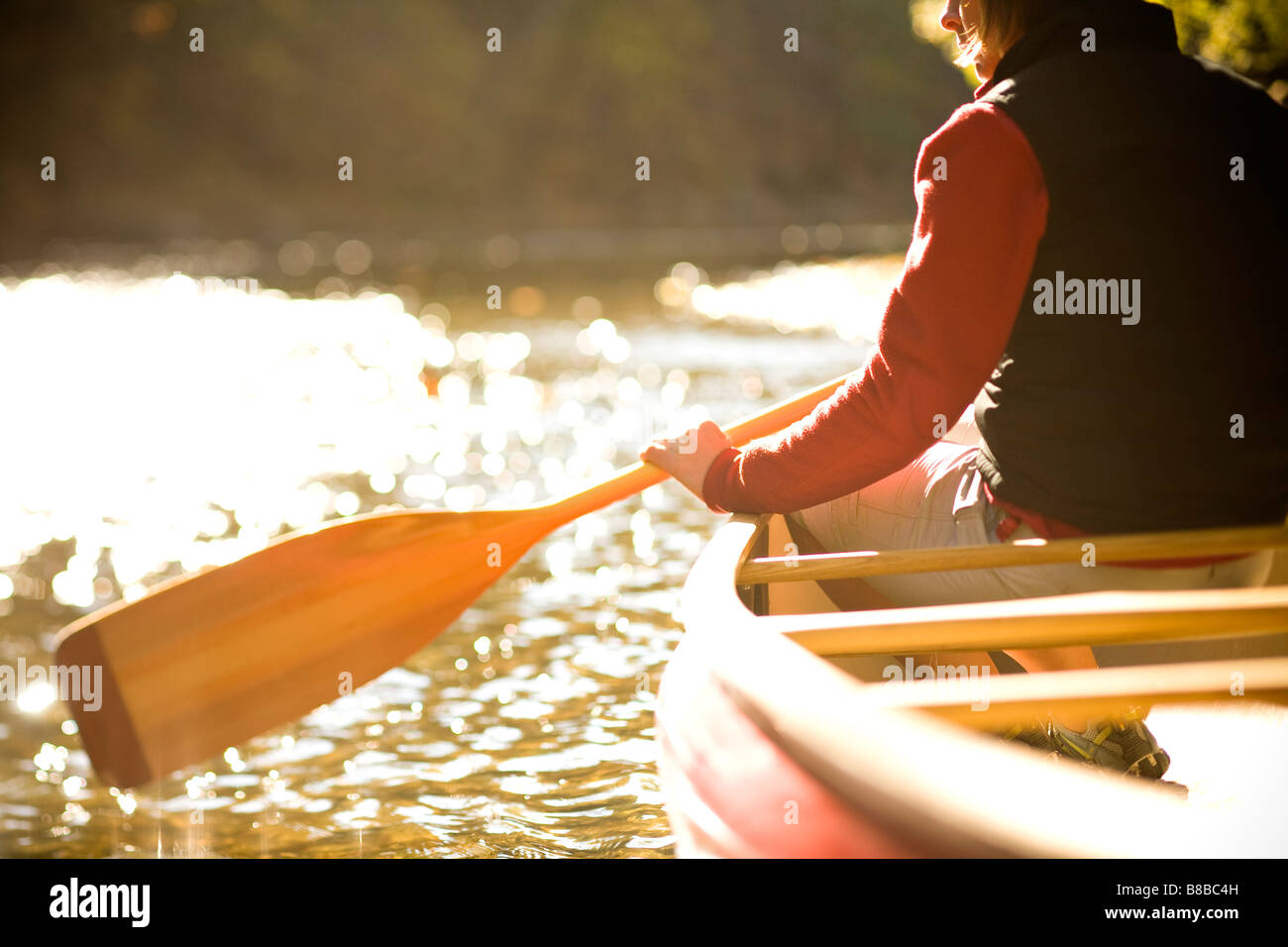 Frau auf dem Fluss Kanu Stockfoto