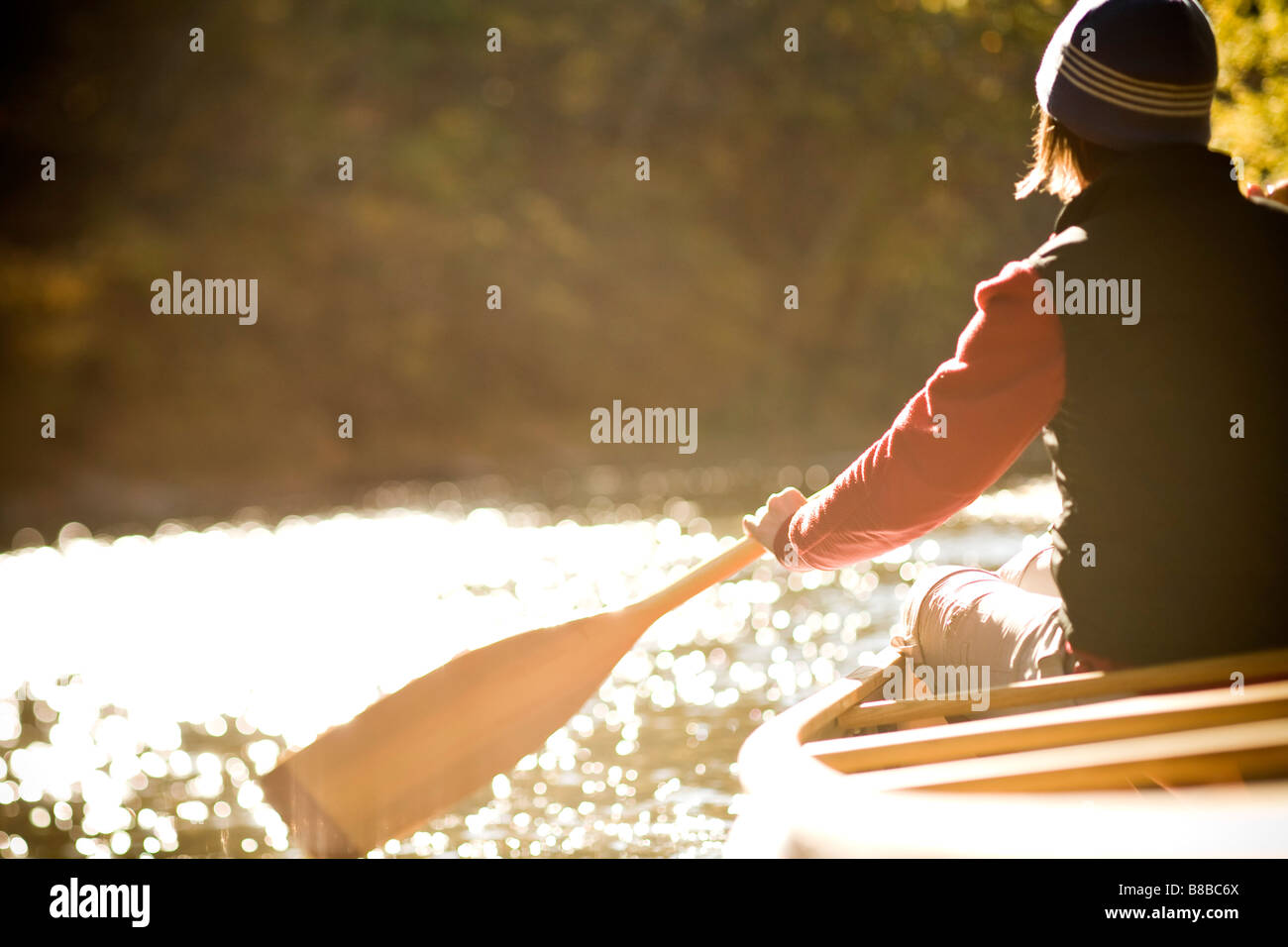 Frau auf dem Fluss Kanu Stockfoto