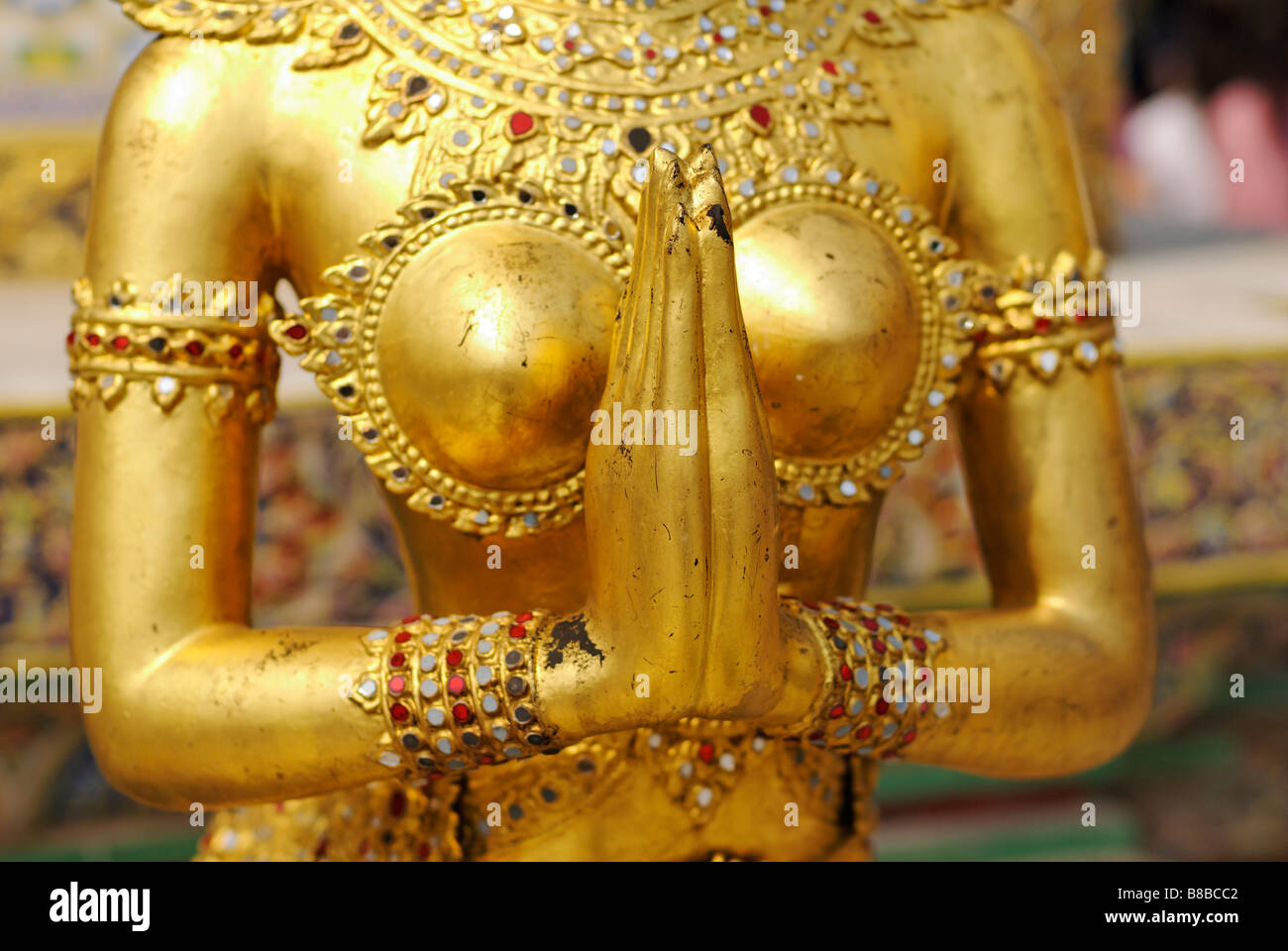 Goldene Kinnara-Statue bilden eine Handbewegung Wai - Wat Phra Kaew und dem Grand Palace in Bangkok Zentralthailand Stockfoto