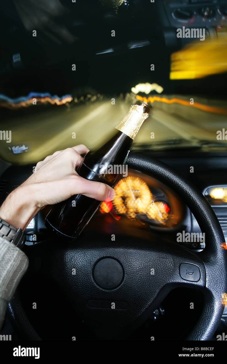 Bier zu trinken, beim Auto fahren Stockfoto