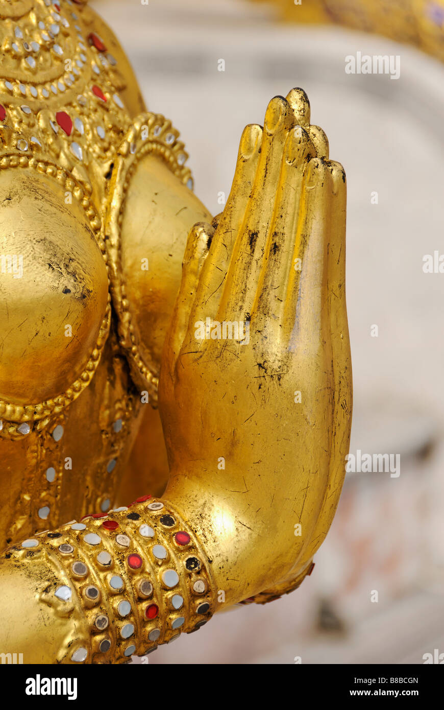 Goldene Kinnara-Statue bilden eine Handbewegung Wai - Wat Phra Kaew und dem Grand Palace in Bangkok Zentralthailand Stockfoto