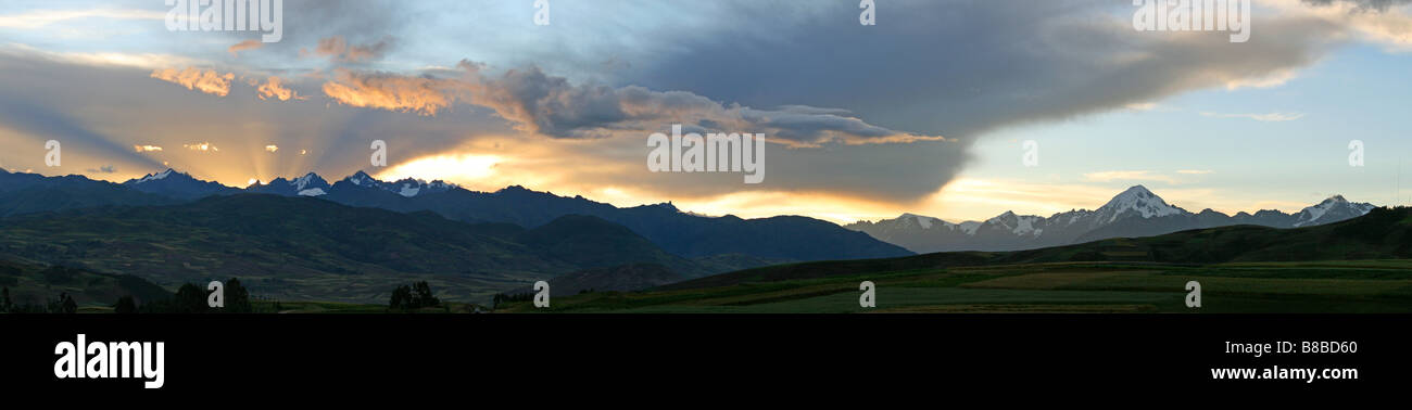 Sonnenuntergang über es Berge, in der Nähe von Cusco, Peru Stockfoto