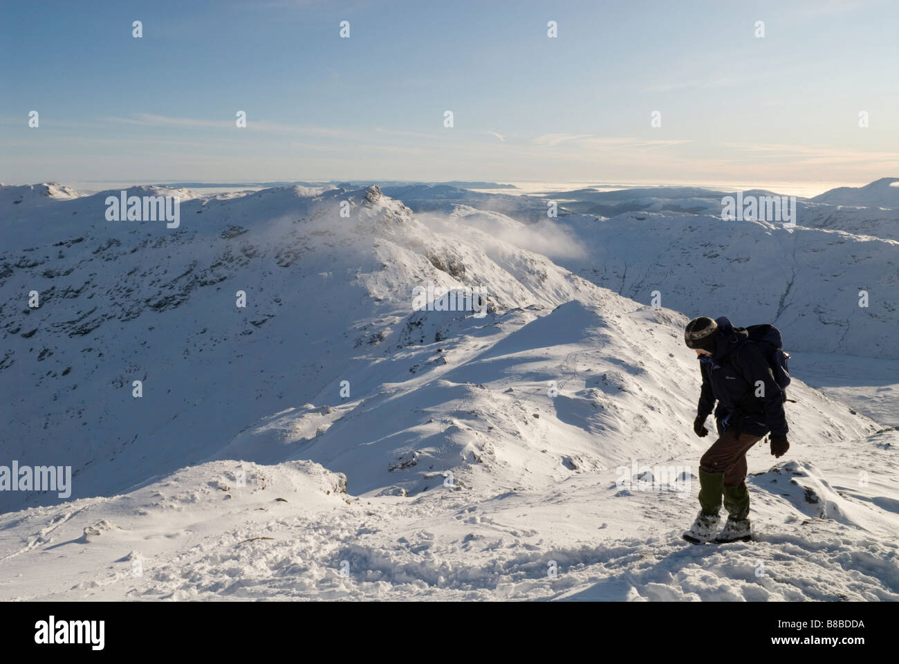 FRAU HILL WALKER UND BLICK AUF DIE MUNRO BEINN EIN CHROIN Stockfoto