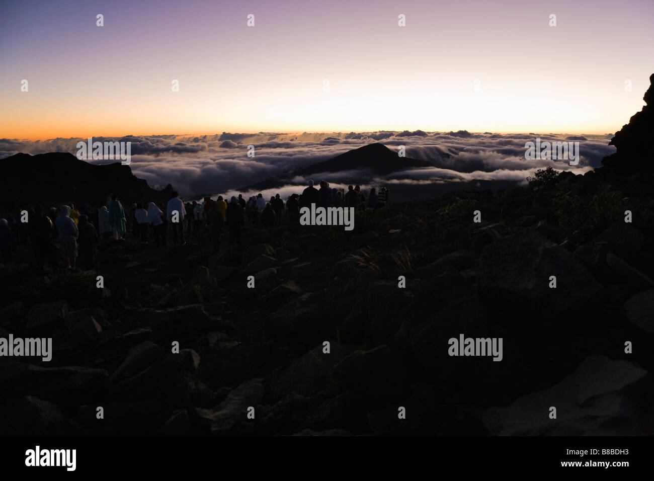 Eine große Gruppe von Menschen, die den Sonnenaufgang auf dem Haleakala Vulkan auf Maui Hawaii September 2008 Stockfoto
