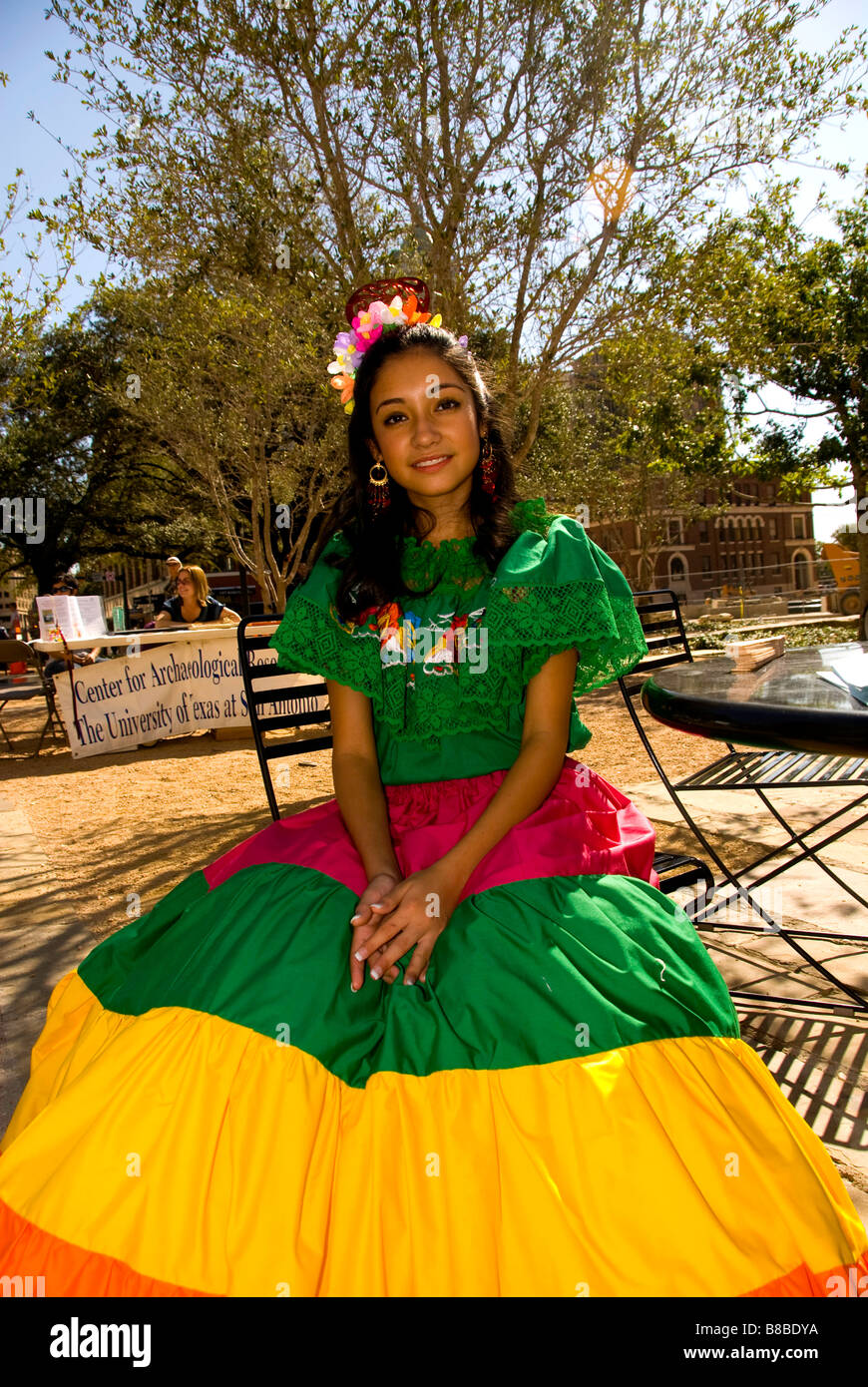 Young-hispanischen Mädchen in Tracht in San Antonio Texas Gründer Day Feier in San Fernando Kathedrale Plaza Stockfoto