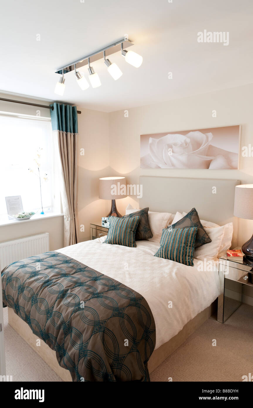 Schlafzimmer in einem George Wimpey neue Build Apartment London England UK anzeigen Stockfoto