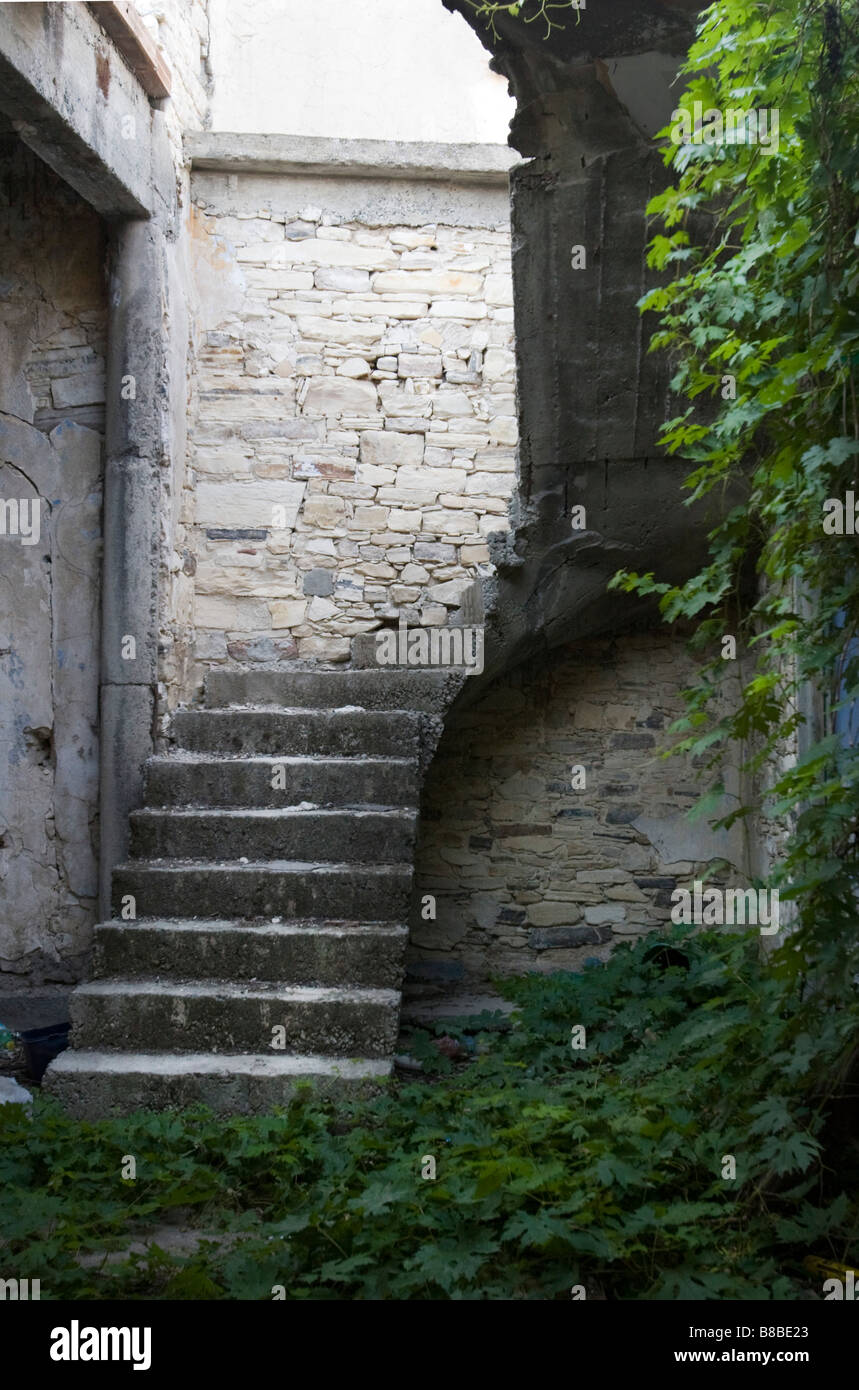 Alte Treppe in zerstörten Haus im oberen Lefkara, Südzypern. Stockfoto