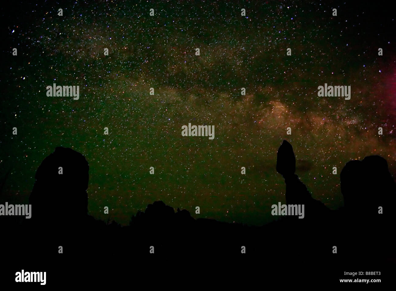 Sterne der Milchstraße über Arches-Nationalpark, Utah, USA Stockfoto