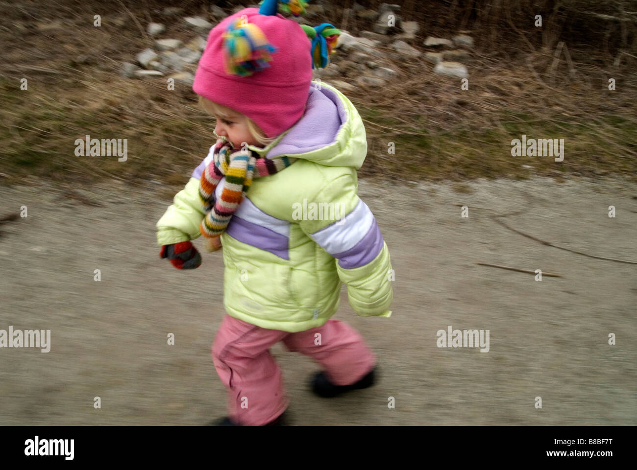 Kleine Mädchen-Wanderweg späten Winter, Ziegelei, Toronto, Ontario Stockfoto