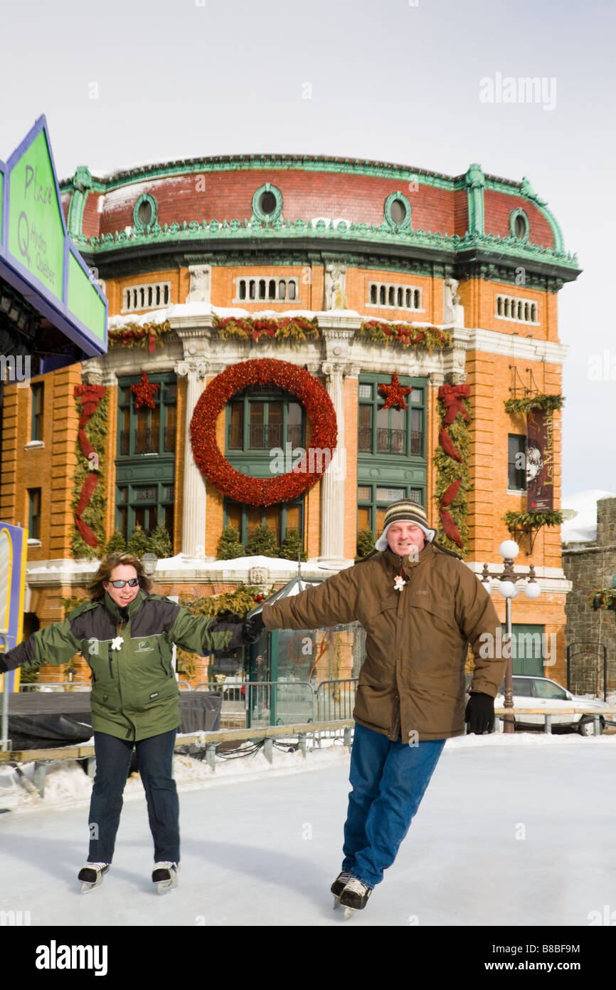 Paar skating Ort Hydro-Quebec-Winter-Karneval-Quebec mit Le Capitole Theater hinter Stockfoto