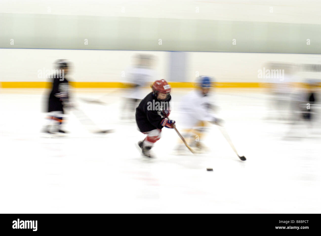 FV5281, Ron Elmy; Kinder spielen Hockey-Eisbahn Stockfoto