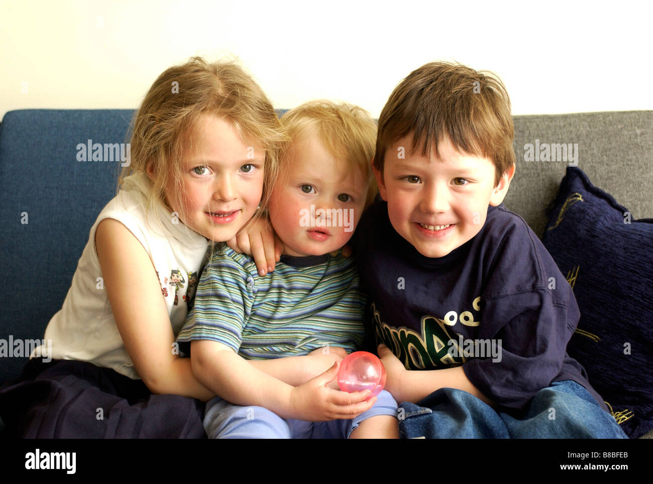 FV5286, Brian Sommer; Drei kleine Kinder sitzen Couch Stockfoto