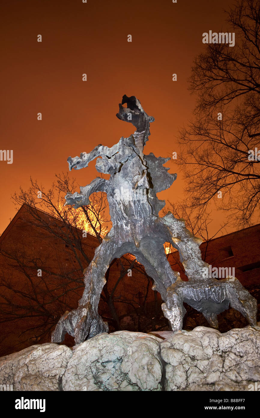 Drachenstatue in der Nacht. Wawel-Hügel, Krakau, Polen Stockfoto