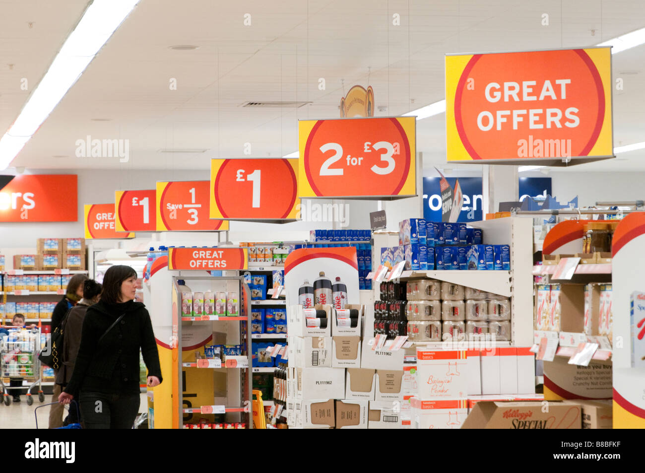 Sonderangebote im Sainsbury's Supermarket, Großbritannien Stockfoto