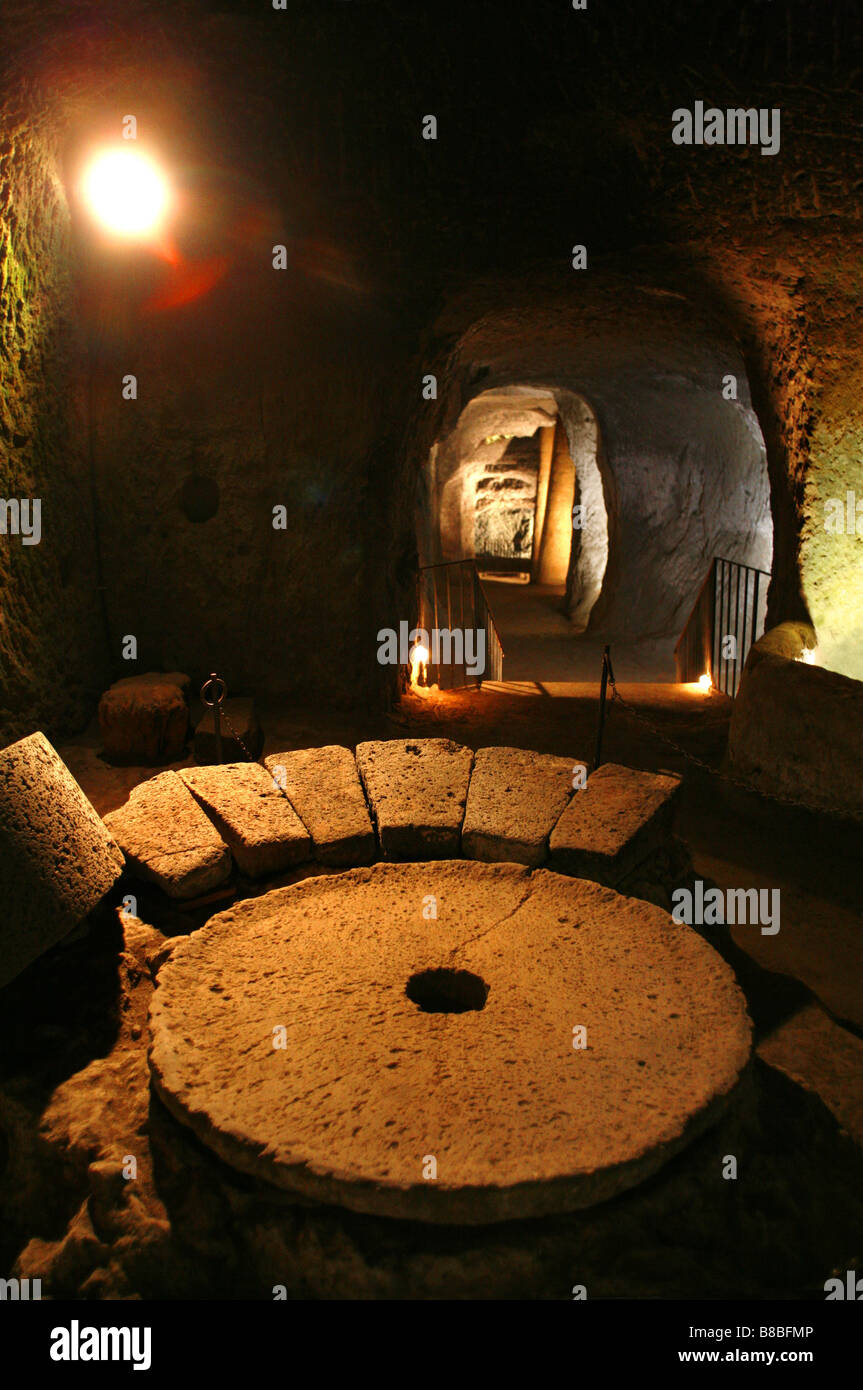 Schleifstein, Città Sotterranea, etruskischen unterirdischen Höhlen, Orvieto, Umbrien, Italien Stockfoto