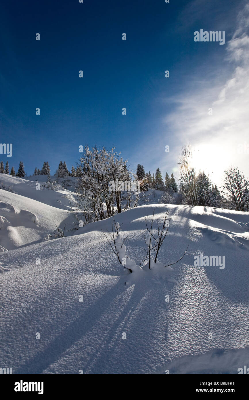 Wolke nähert sich blauen Himmel auf Skipiste Les Saises Französisch Alpes Stockfoto