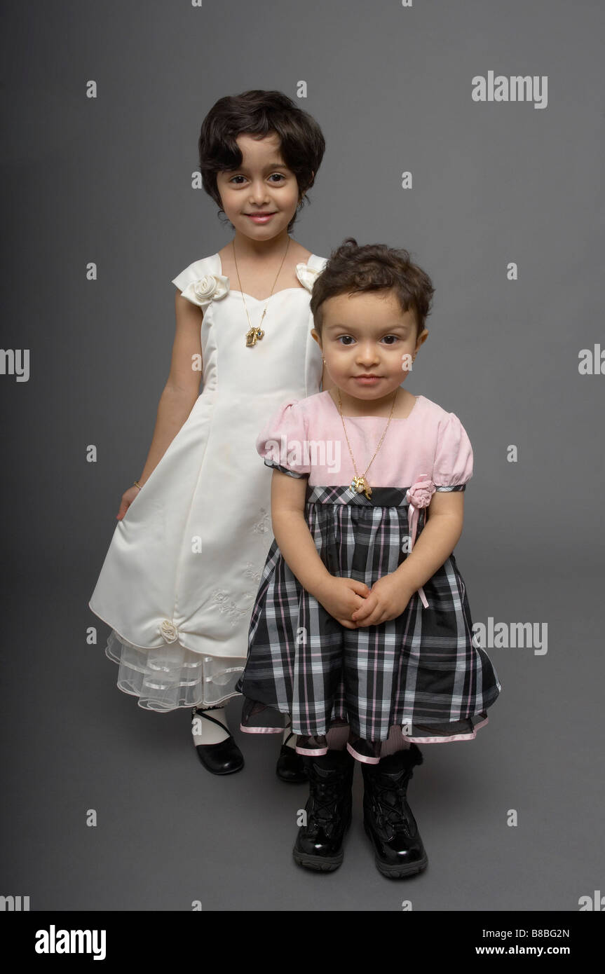 Porträt von zwei jungen Schwestern tragen Kleider Stockfoto