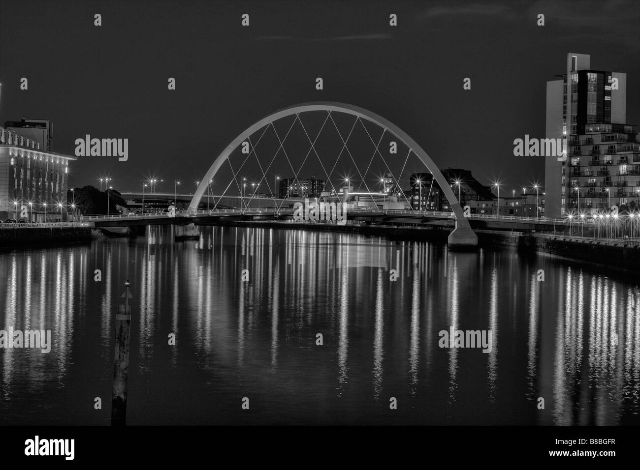 Schwarzweißansicht des Clyde Arc, in Glasgow, manchmal bekannt als die Squinty-Brücke. Stockfoto