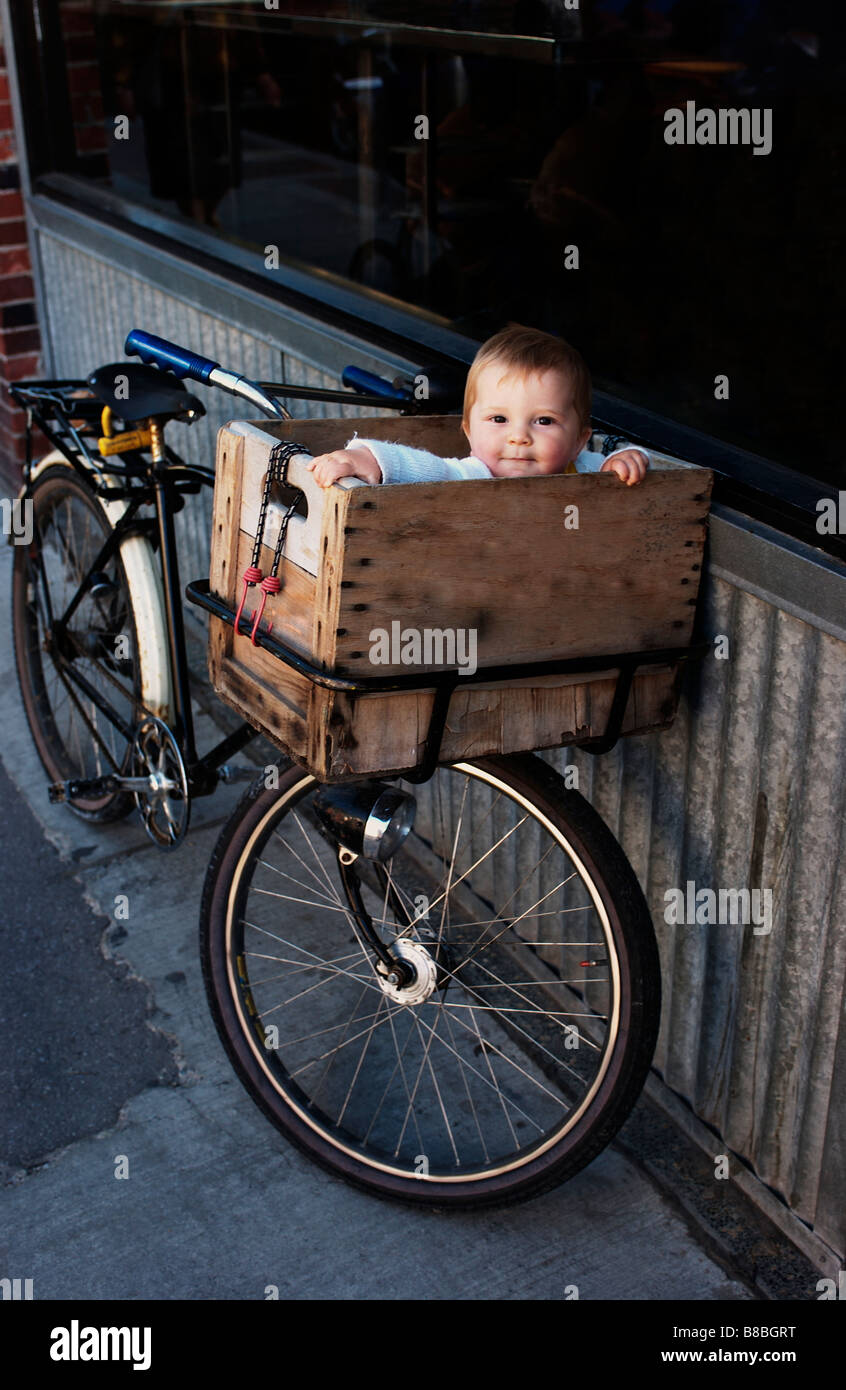 Bicycle baby carrier Fotos und Bildmaterial in hoher Auflosung Alamy