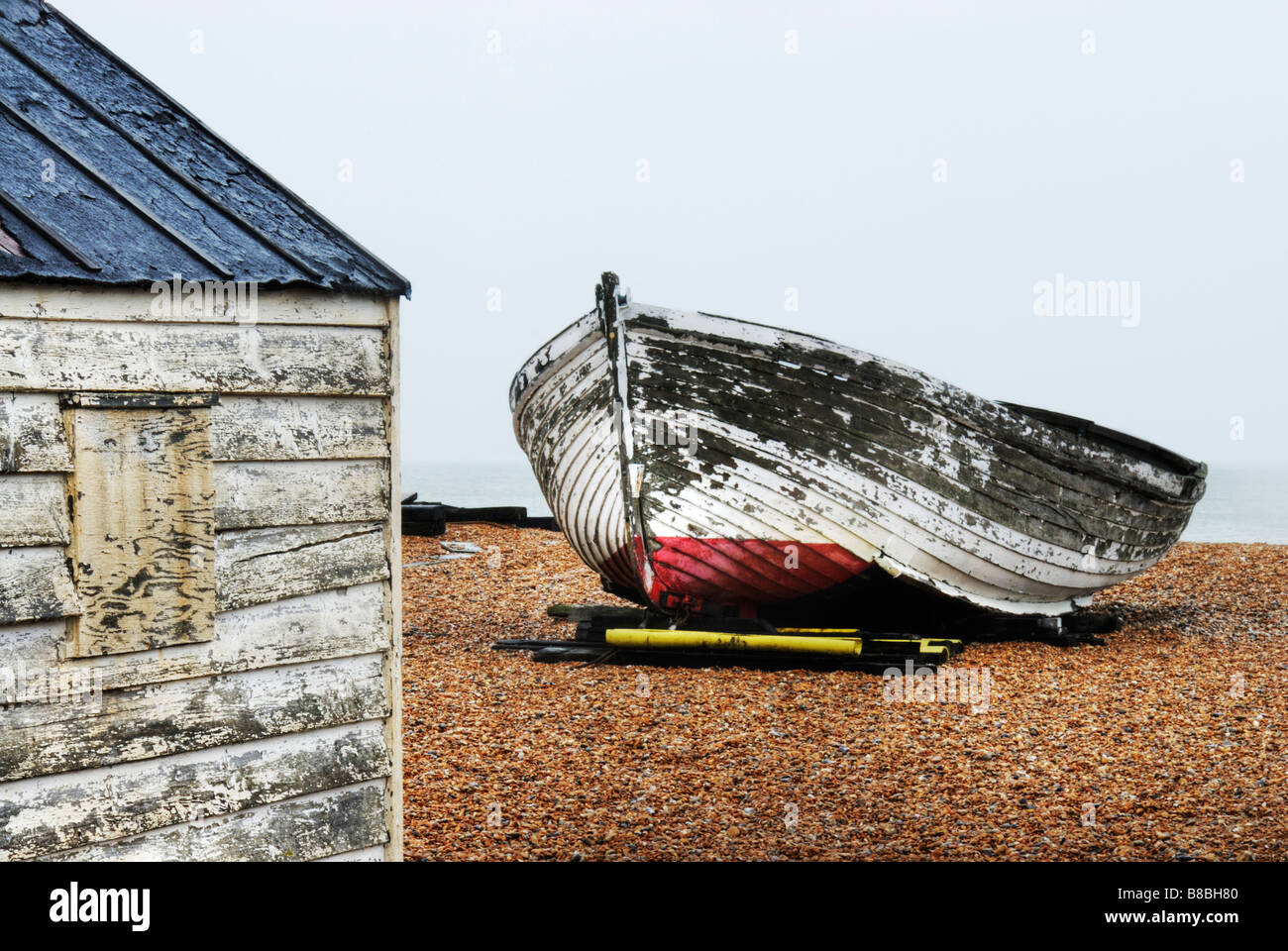 Fishermans Hut und Boot auf Deal Strand Kent UK Stockfoto