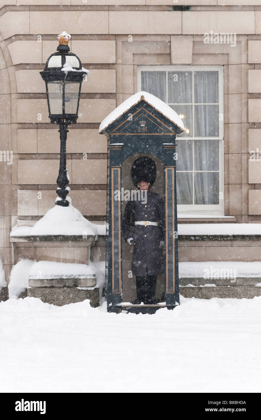 Gardist außerhalb Buckingham Palace im Schnee London England UK Stockfoto