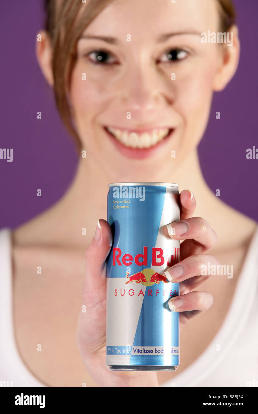 Modle hält ein red Bull sugar Free Energy-drink Stockfoto
