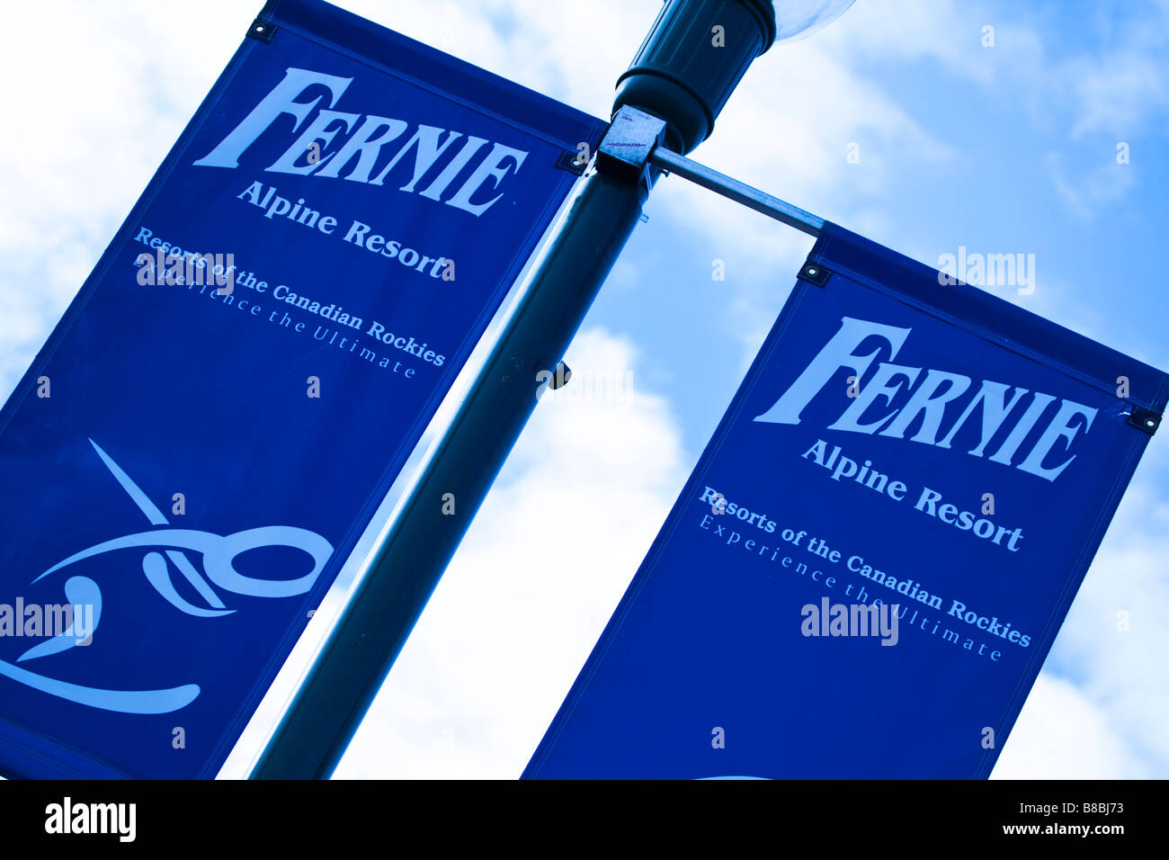 Fernie Alpine ResortFlyers montiert auf Post mit blauer Himmel mit den Namen von Fernie Alpne Resort Stockfoto
