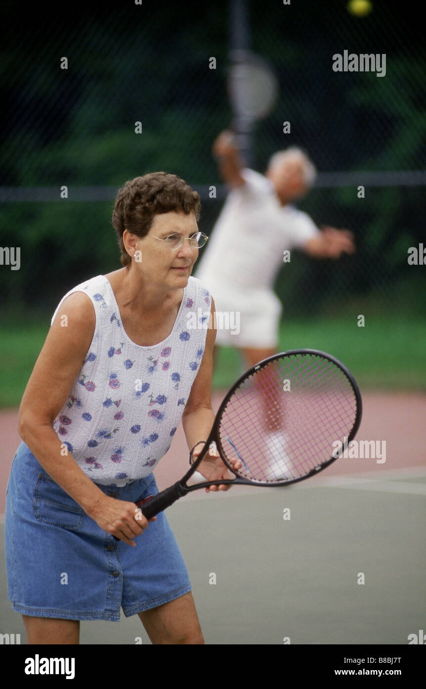 Frauen in Führungspositionen Tennis spielen Stockfoto