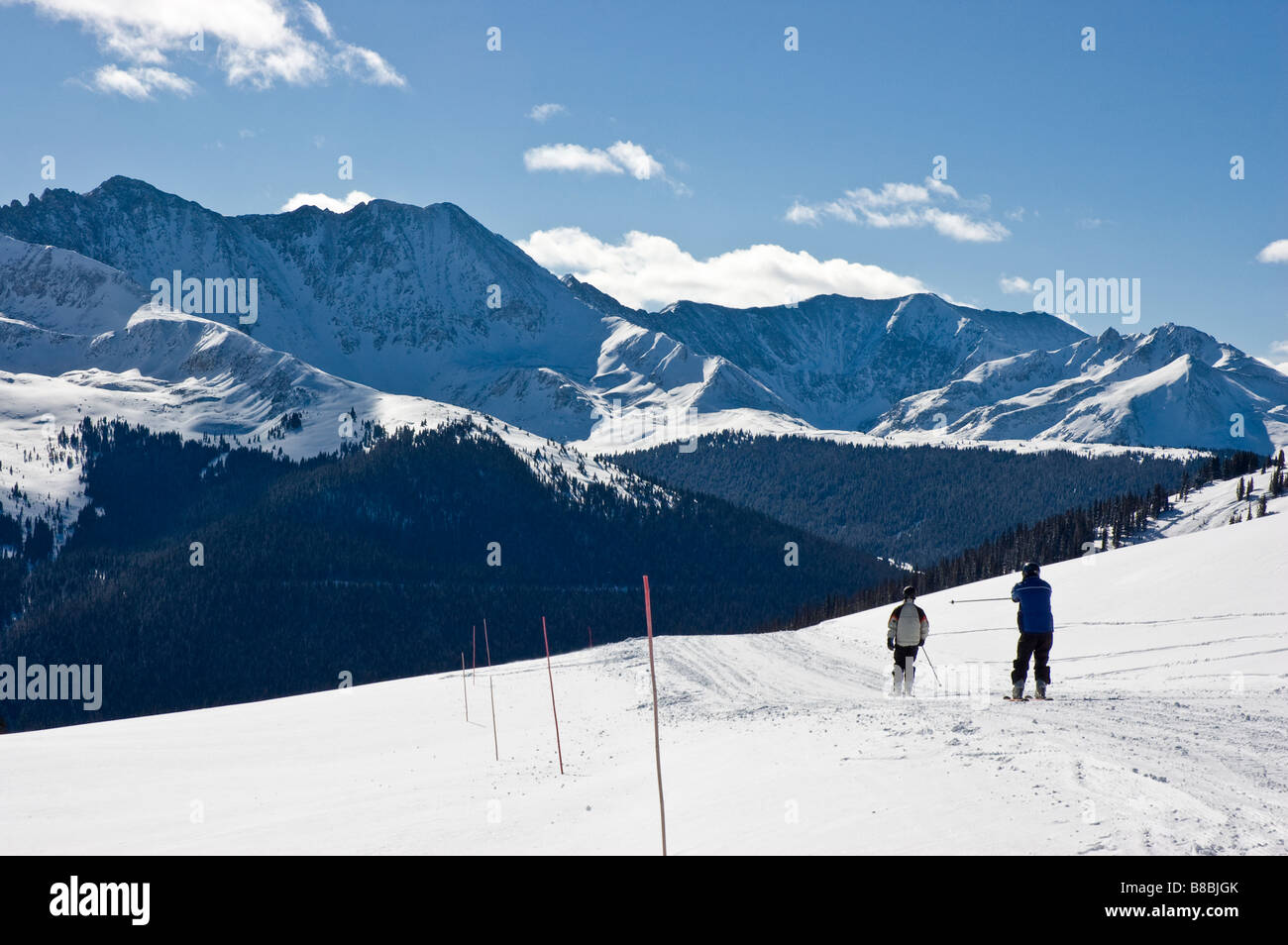 Skifahrer am oberen Rand der Schüssel Kupfer, Copper Mountain Resort, Summit County, Colorado. Stockfoto