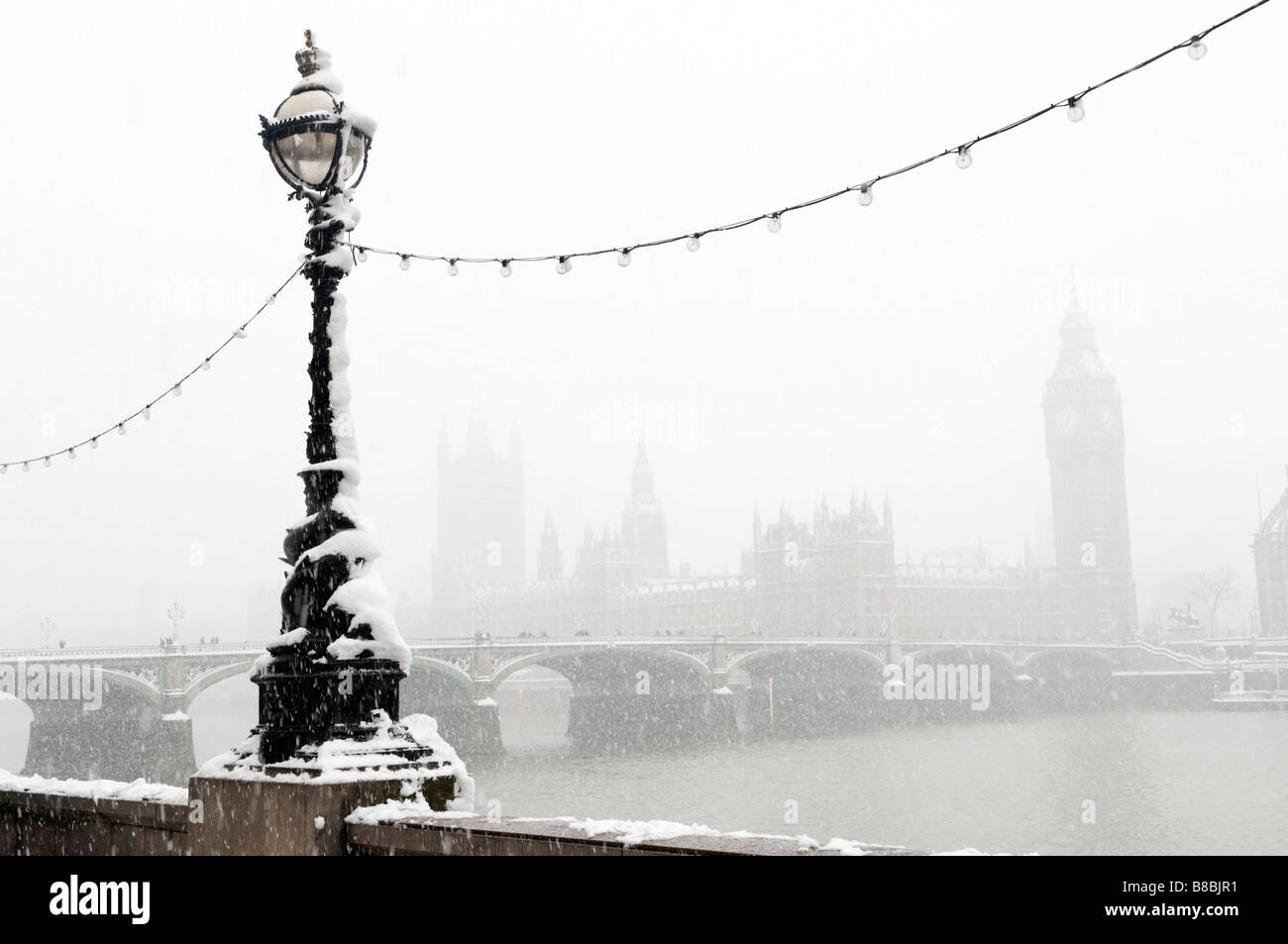 Big Ben und Westminster-Palast im Schnee London England UK Stockfoto