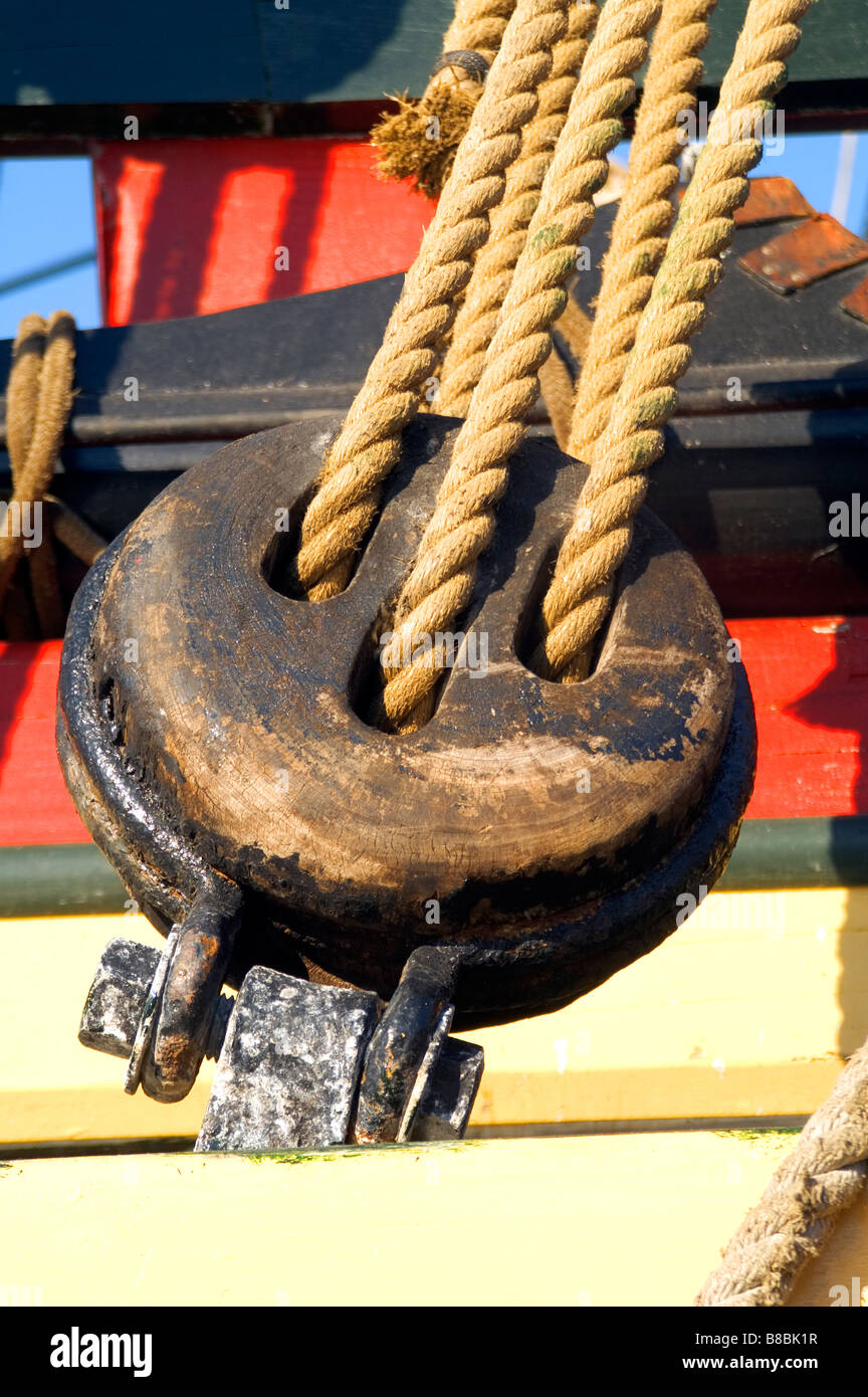 Historischen Boot Rigging Seil und Riemenscheibe Stockfoto