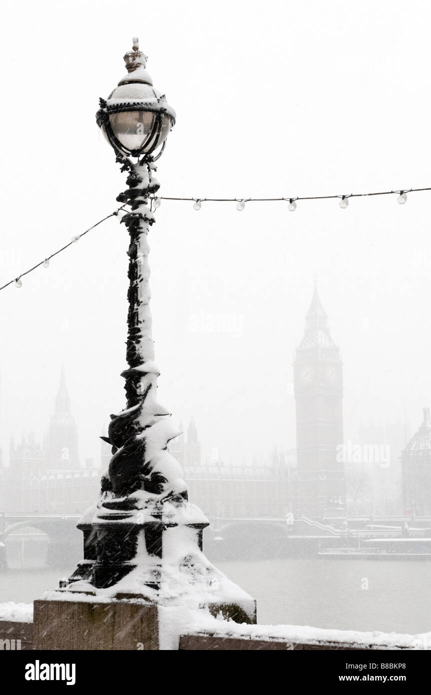 Big Ben und Westminster-Palast in Schnee, London, England, Großbritannien Stockfoto