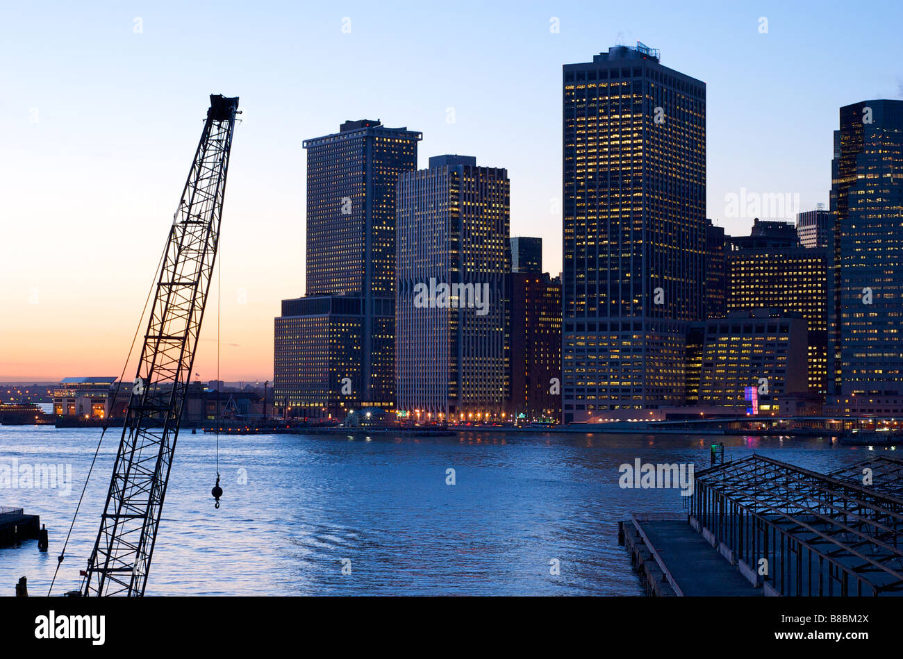 Blick auf die Skyline von New York mit Baukran im Vordergrund, von Brooklyn Heights Promenade, in der Dämmerung Stockfoto