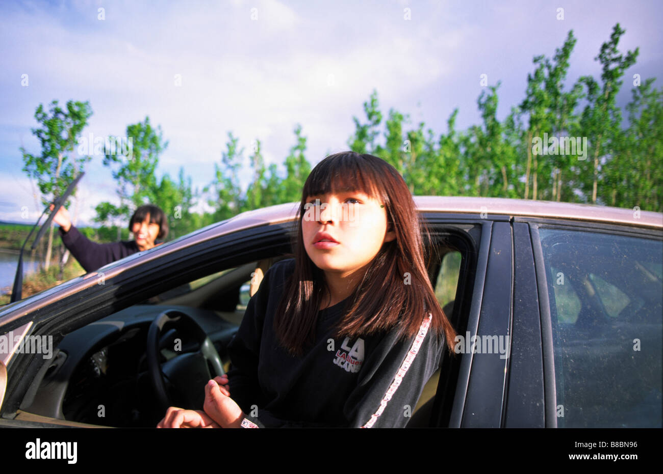 Junges Mädchen schauen Autofenster, Pelly Crossing, Yukon Stockfoto