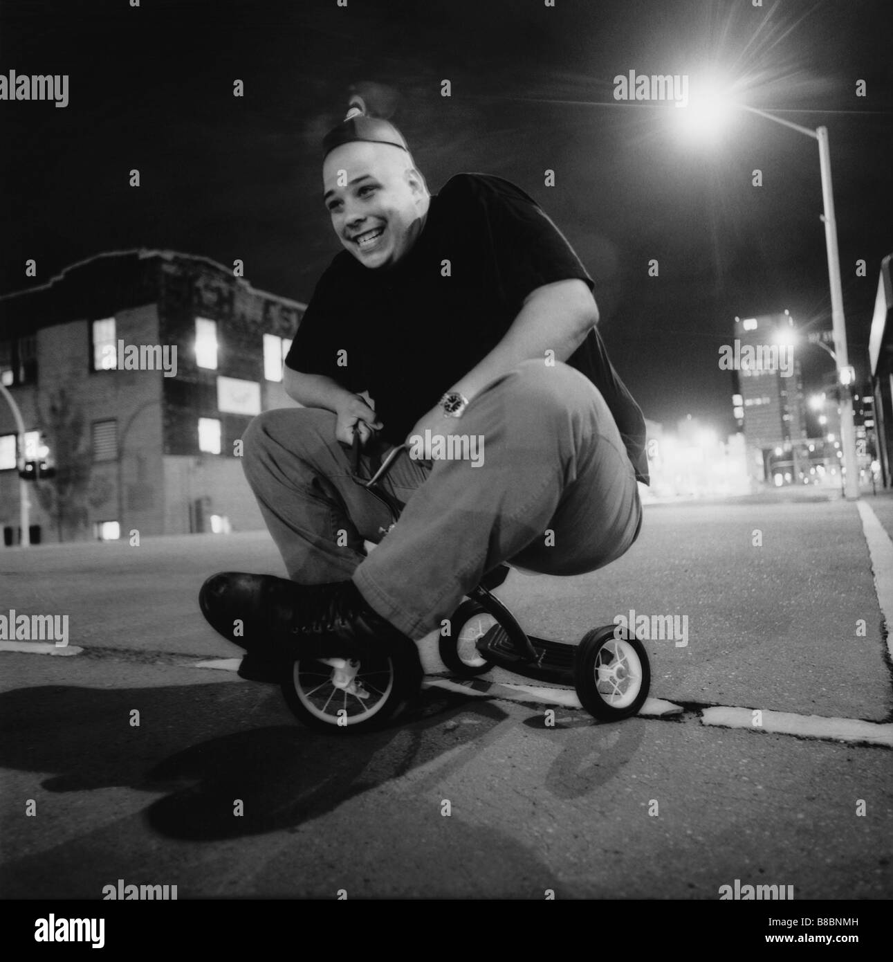 FL3432, ROTH RAMBERG; Großer Mann kleine Dreirad Stockfoto