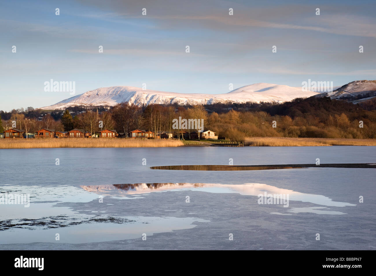 Ein idyllischer Ort für einen Winterurlaub auf dem östlichen Ufer Derwentwater in der Nähe von Keswick in Cumbria Stockfoto
