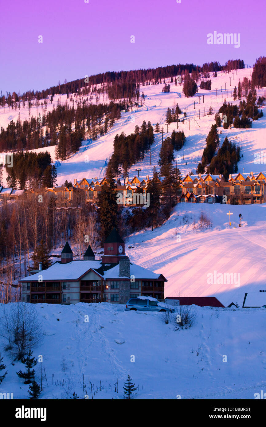 Kimberley Alpine Resort bei Sonnenaufgang mit Polaris Lodge im Vordergrund und Eigentumswohnungen in Mittelweg, BC, Kanada Stockfoto