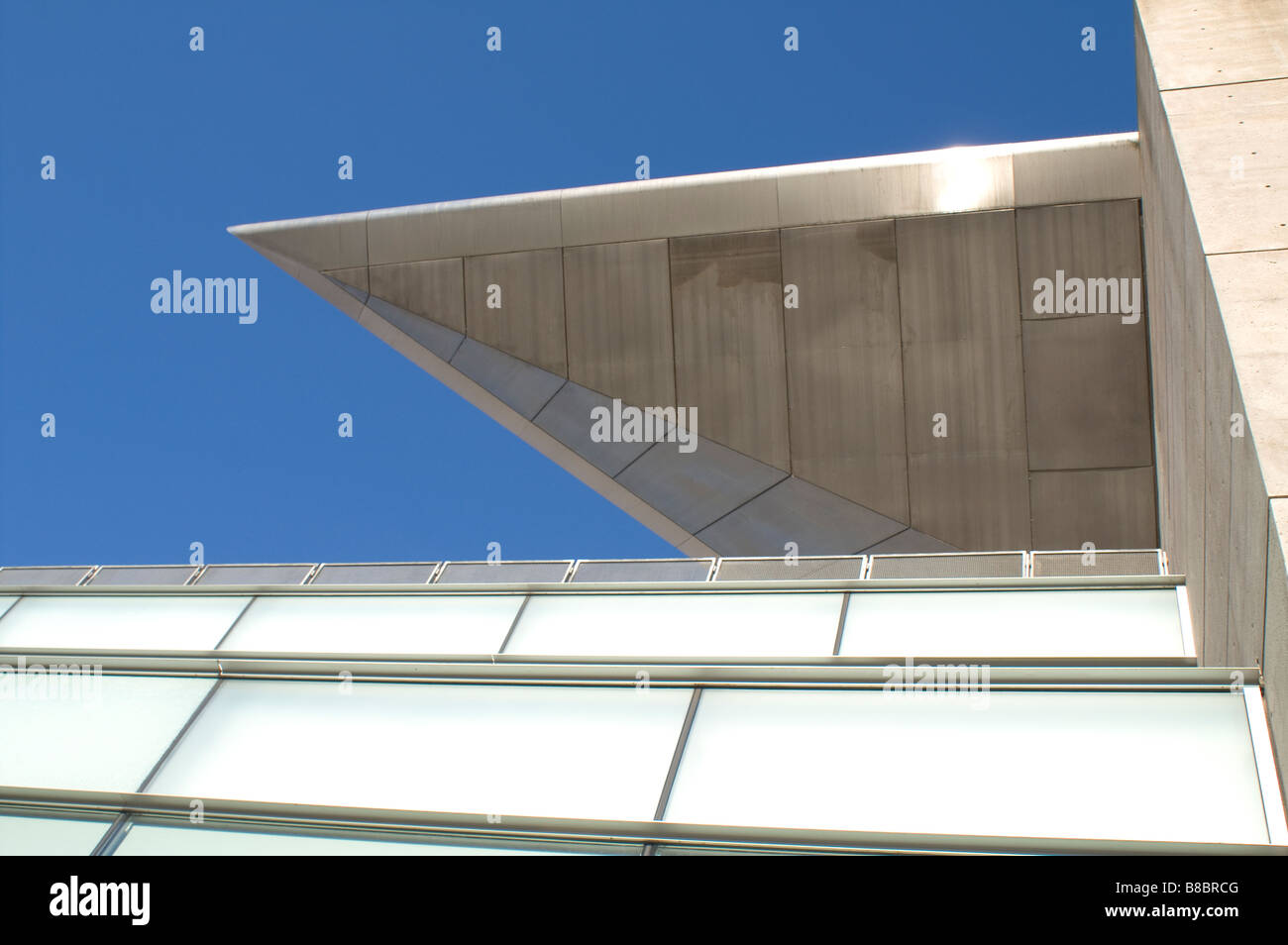 Glas und stahldach -Fotos und -Bildmaterial in hoher Auflösung – Alamy