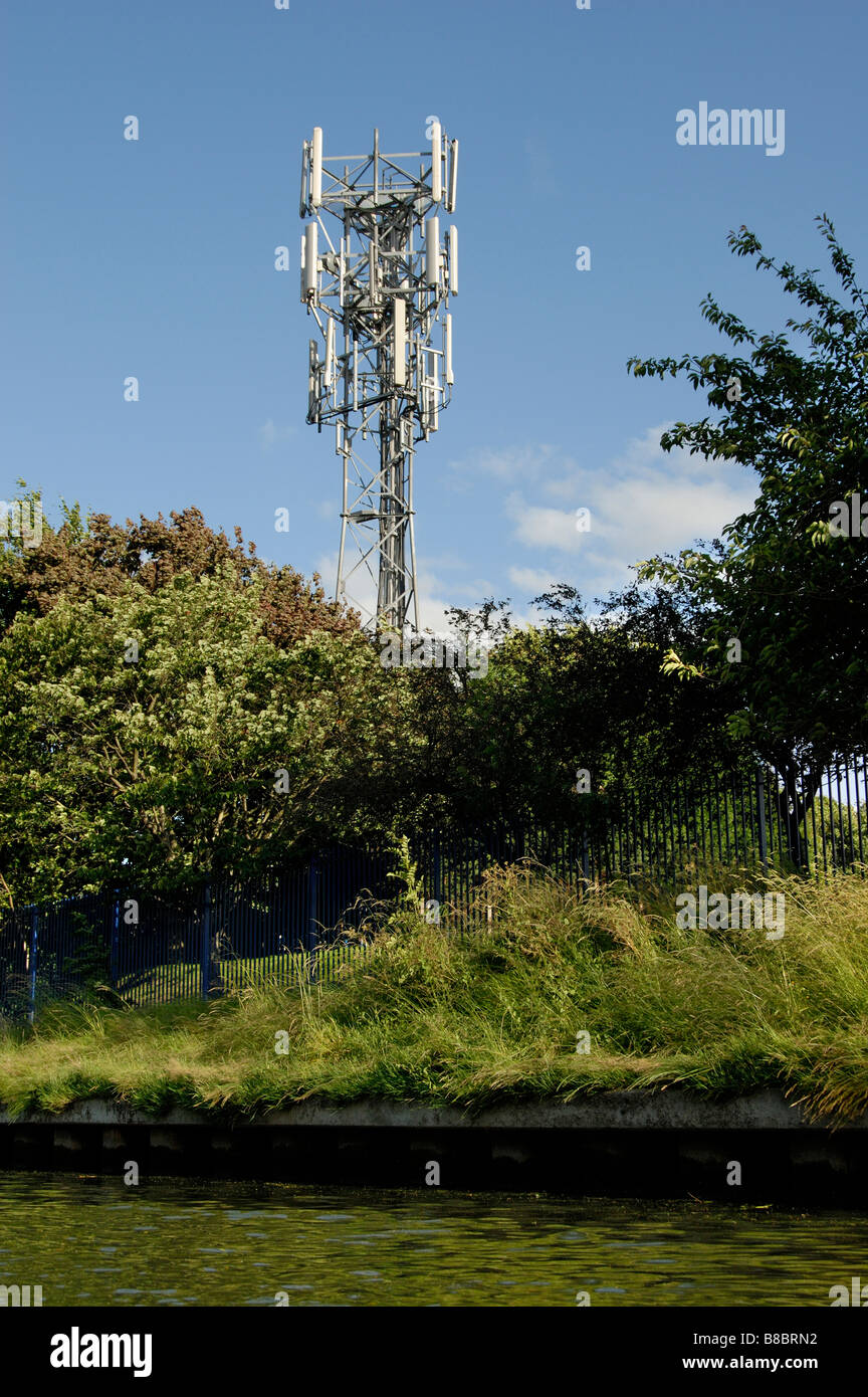 Telekommunikation Turm neben der Themse, Staines, Middlesex, England, Großbritannien, Vereinigtes Königreich, Europa. Stockfoto