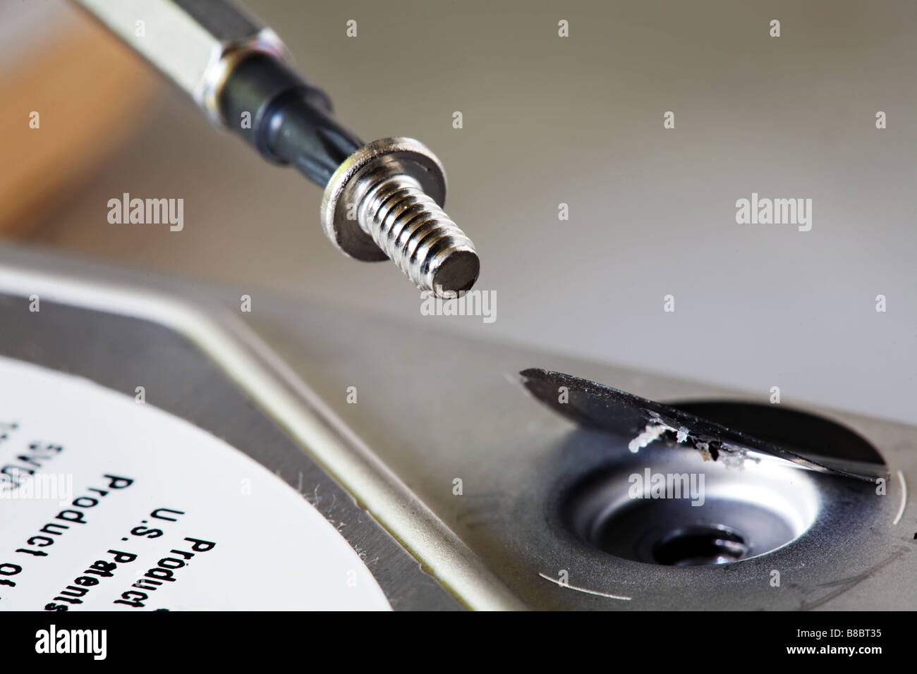 ein hex-Schraubendreher eine Sechskantschraube aus einer Computer-Festplatte-Deckel entfernen Stockfoto