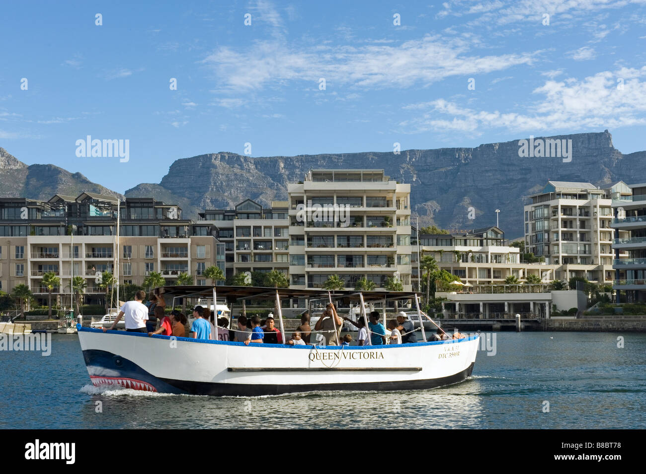 Sightseeing-Boot in den Hafen von Victoria und Alfred Waterfront Kapstadt Südafrika Stockfoto