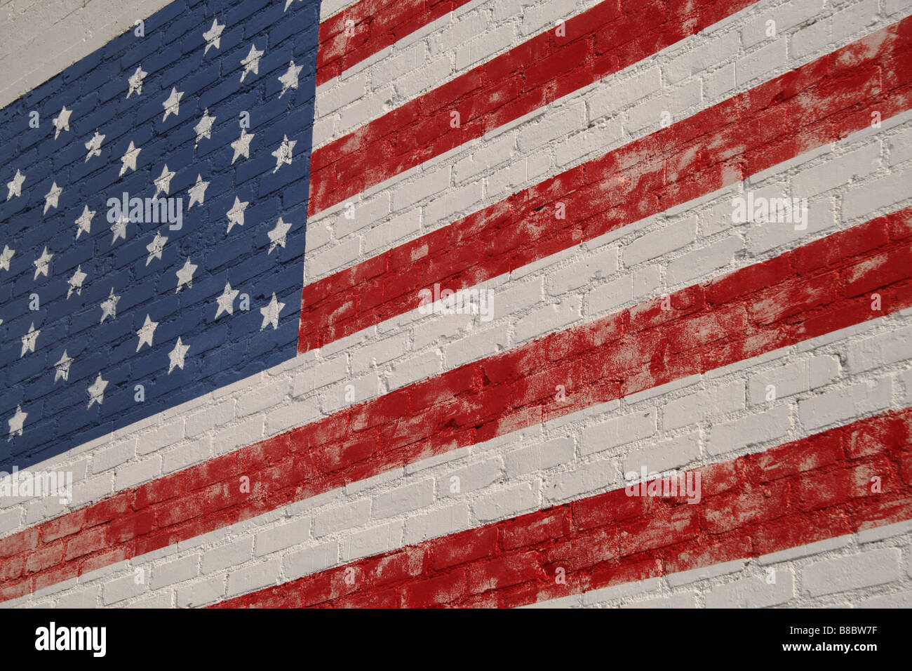 Amerikanische Flagge in verblichenen Lack an Außenwand Stockfoto